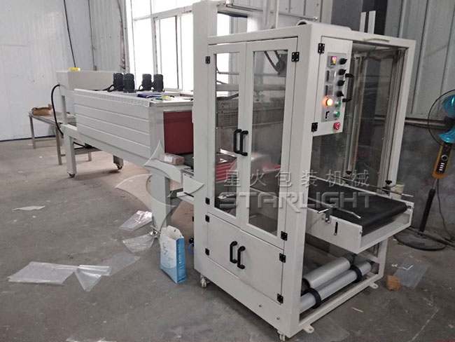 鄭州迪彩印務(wù)全自動彩頁熱收縮包裝機(jī)生產(chǎn)現(xiàn)場